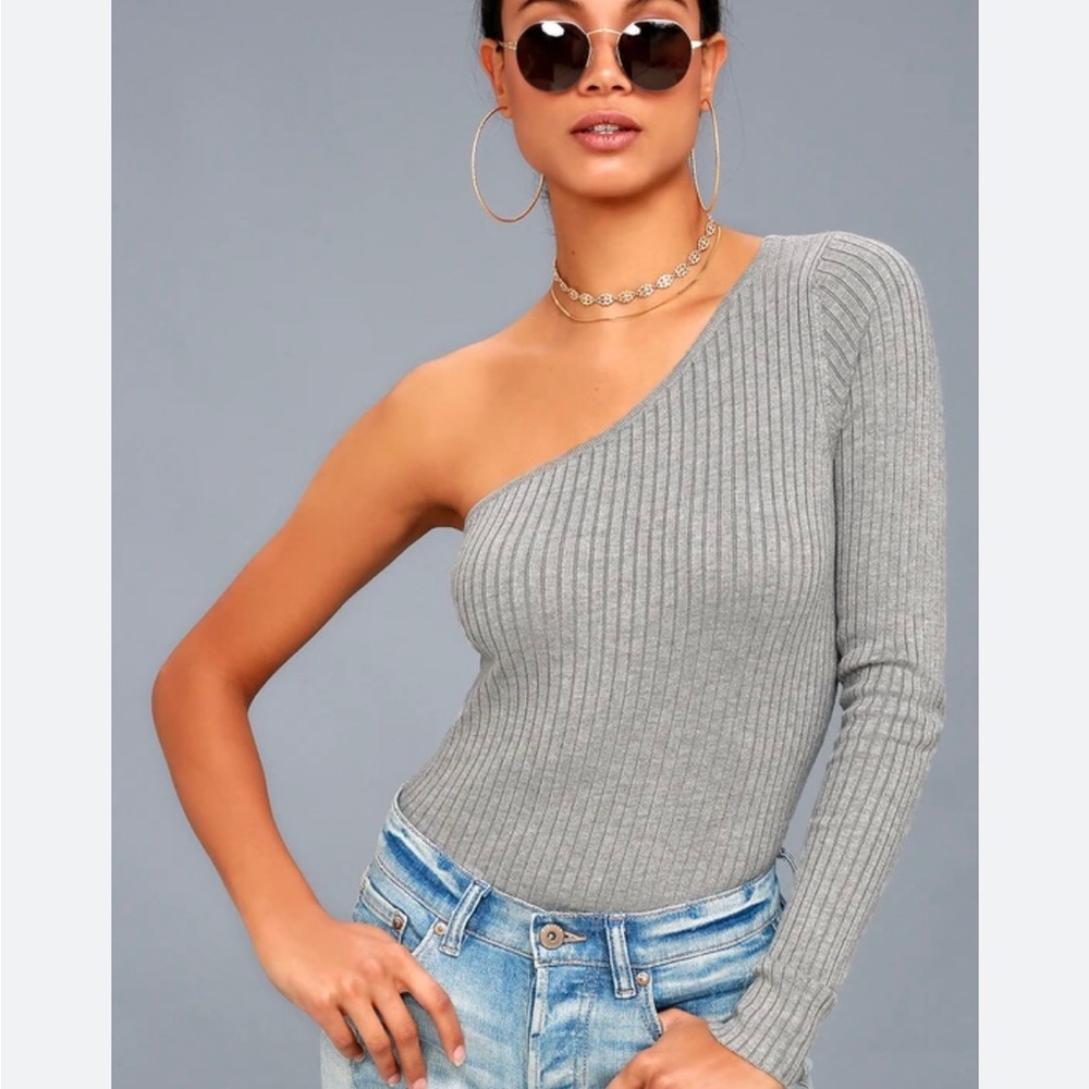 One sleeve gray ribbed sweater